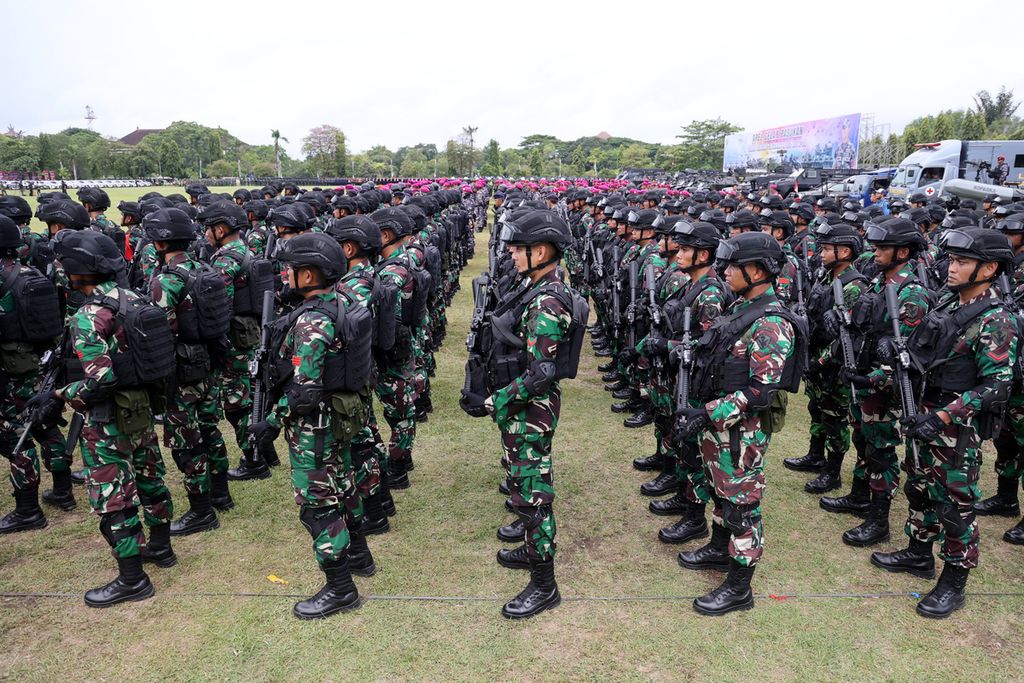 Sebanyak 3.700 personel TNI mengikuti Apel Gelar Pasukan Pengamanan VVIP pada Presidensi G20 di lapangan Niti Mandala, Renon, Denpasar, Bali, Senin (7/11/2022). 