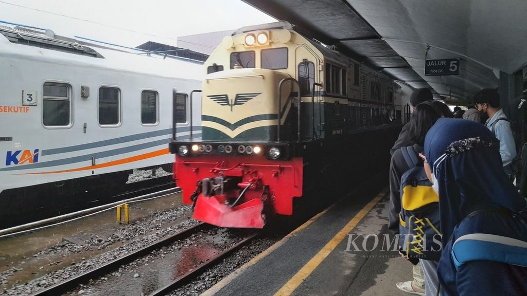 Kereta api Tawangalun tujuan Malang-Banyuwangi dengan lokomotif bercorak klasik, melaju dari Stasiun Malang Kota Lama ke Stasiun Malang yang ramai oleh penumpang pada H-6 Lebaran 2023 sebagaimana terlihat pada Minggu (16/4/2023) sore.