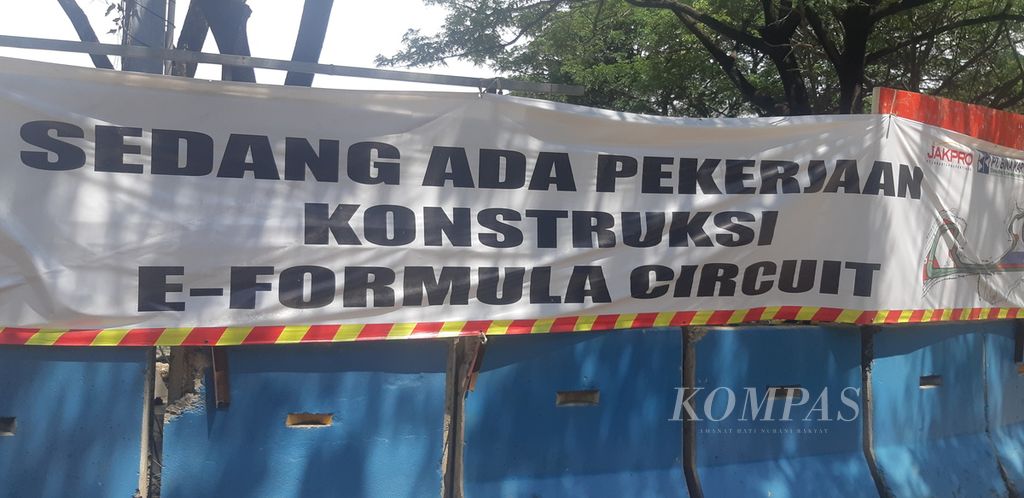 Spanduk dengan informasi adanya proyek pembangunan lintasan Formula E di kawasan Pantai Karnaval Ancol, Taman Impian Jaya Ancol, Pademangan, Jakarta Utara, Rabu (27/4/2022).
