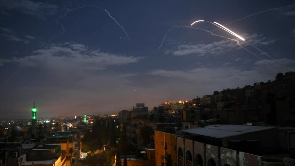 Foto yang diambil pada 21 Januari 2019 ini memperlihatkan sistem pertahanan Suriah menangkal rudal-rudal yang disebut media Pemerintah Suriah berasal dari Israel. 