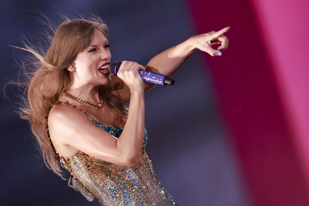 Penyanyi-penulis lagu AS, Taylor Swift, tampil selama Eras Tour di Stadion Sofi di Inglewood, California, AS, pada 7 Agustus 2023. Majalah <i>Time </i>menobatkan Swift sebagai ”Person of the Year” pada 6 Desember 2023.  