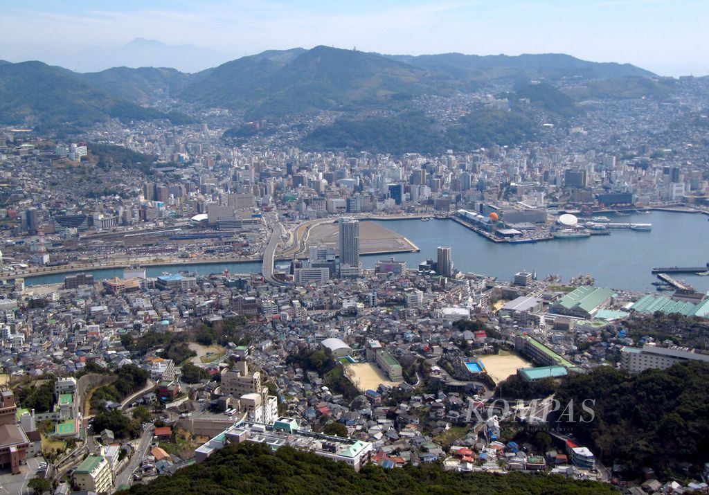 Suasana kota Nagasaki, Jepang, dilihat dari puncak Bukit Inasayama, Kamis (17/3/2011). Jejak kehancuran akibat ledakan bom atom 65 tahun sebelumnya sudah tak ditemukan di kota ini.