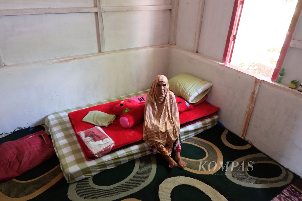 Kondisi salah satu rumah sejahtera terpadu (RST) yang diberikan Kementerian Sosial kepada salah satu warga lansia di Kabupaten Dharmasraya, Sumatera Barat, Minggu (29/5/2023). 