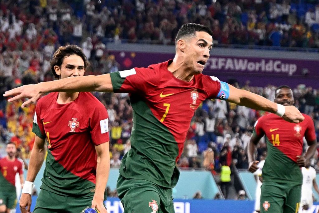 Penyerang Portugal Cristiano Ronaldo melakukan selebrasi setelah mencetak gol dari titik penalti dalam pertandingan Grup H Piala Dunia Qatar 2022 antara Portugal dan Ghana di Stadion 974, Doha, Qatar, Kamis (24/11/2022). Ronaldo menjadi pemain pertama yang mencetak gol dalam lima edisi Piala Dunia. 