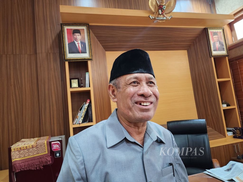 Sekretaris DPD II Partai Golkar Kota Surakarta Taufiqurrahman saat diwawancarai wartawan di kantornya di DPRD Kota Surakarta, Jawa Tengah, Senin (6/5/2024).