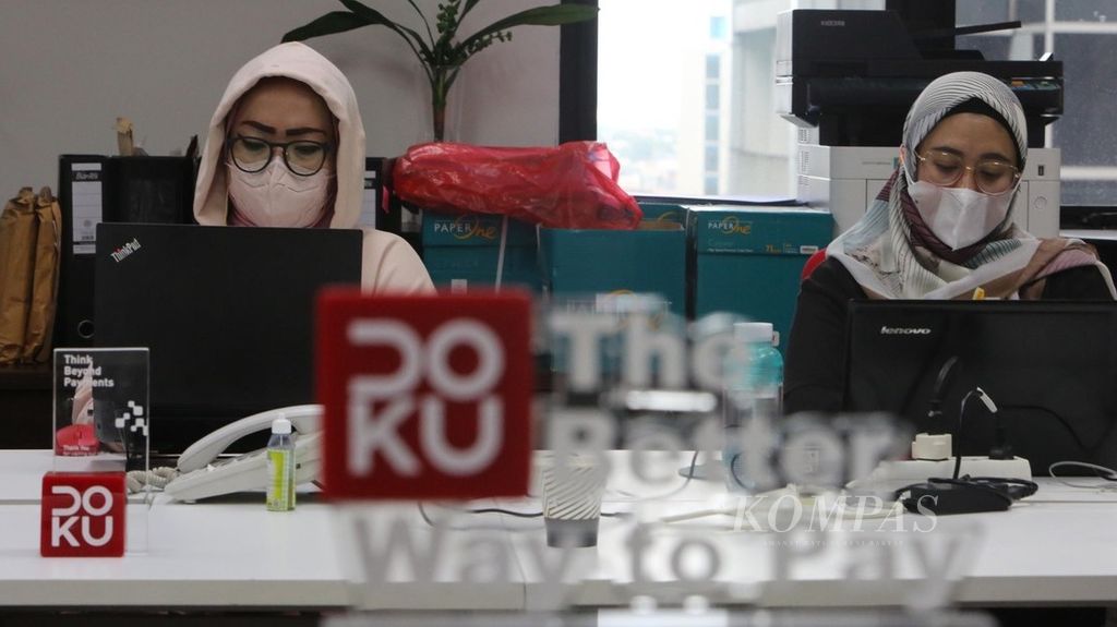 Pegawai perusahaan teknologi finansial, Doku, sedang menyelesaikan pekerjaannya di kawasan pusat bisnis Sudirman, Jakarta, Rabu 923/3/2022). Masyarakat makin terbiasa dengan transaksi digital banking.