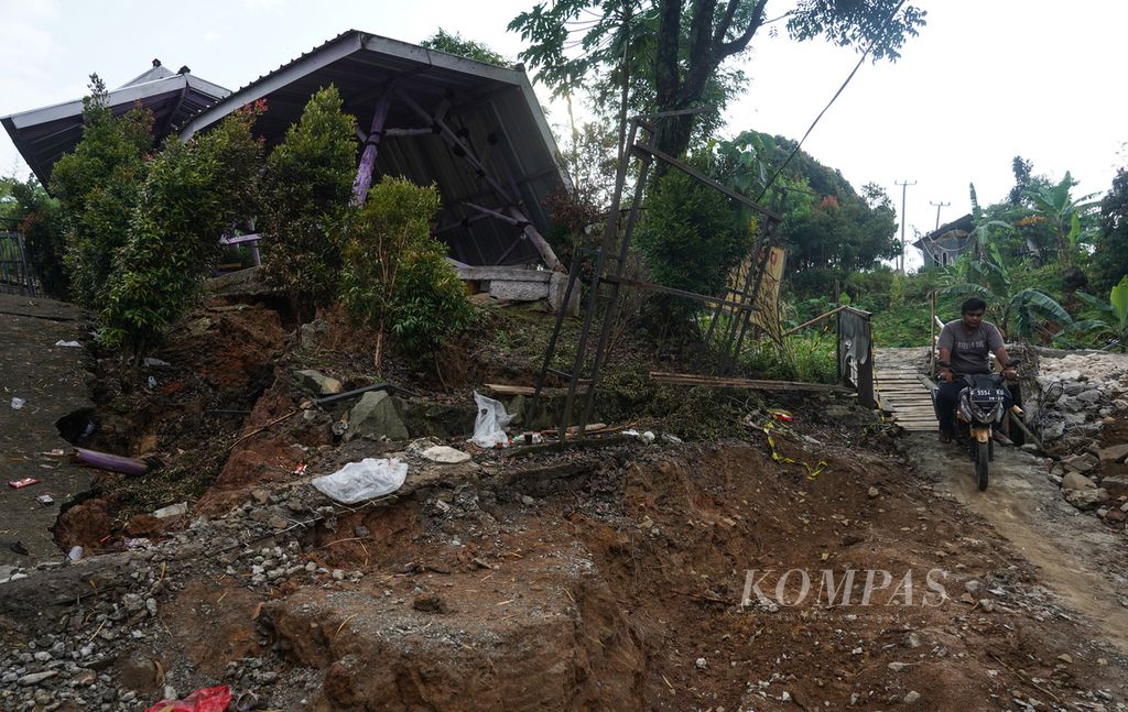 Salah satu bangunan di Kampung Curug, Desa Bojong Koneng, Kecamatan Babakan Madang, Kabupaten Bogor, Jawa Barat, yang rusak akibat tanah bergerak, Rabu (21/9/2022).