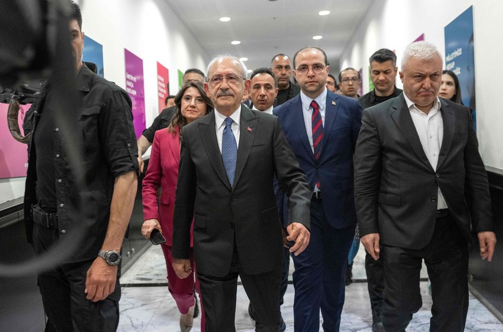Kemal Kilicdaroglu (tengah), Ketua Partai Rakyat Republik (CHP) dan kandidat presiden dari oposisi, meninggalkan lokasi konferensi pers di Ankara, Turki, Senin (15/5/2023). 