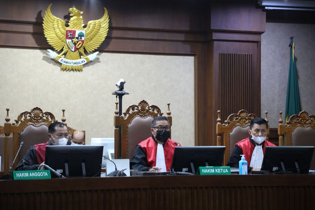 Majelis hakim memimpin persidangan dengan terdakwa bekas Wakil Ketua DPR, Azis Syamsuddin, di Pengadilan Tindak Pidana Korupsi (Tipikor), Jakarta, Senin (6/12/2021). 