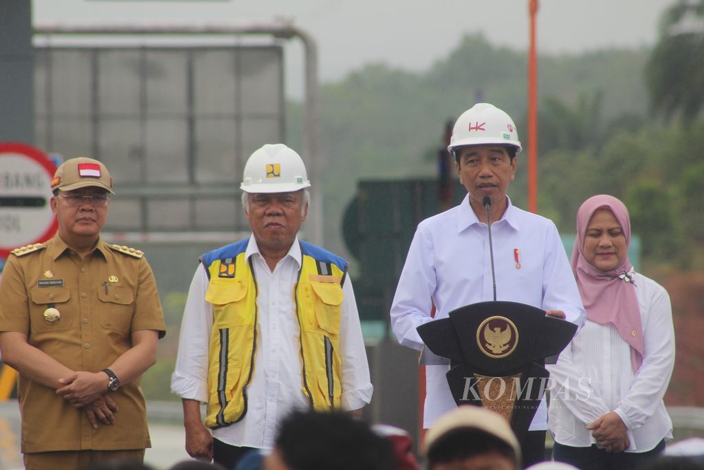 Presiden Joko Widodo meresmikan ruas tol Bengkulu-Taba Penanjung sejauh 16,7 kilometer, Kamis (20/7/2023).