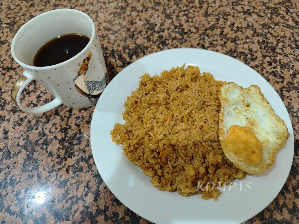 Nasi goreng telur ceplok hasil masakan pewarta foto <i>Kompas</i>, Yuniadhi Agung. Memasak biasanya dilakukan pada pagi hari sebelum meliput pertandingan di Piala Dunia Qatar 2022.