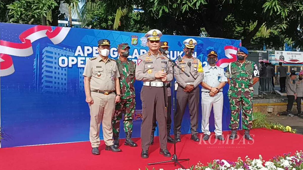 Konferensi pers setelah apel Operasi Zebra Jaya 2022 yang dipimpin Kepala Korps Lalu Lintas Polri Inspektur Jenderal Firman Shantyabudi (depan) di Markas Polda Metro Jaya, Jakarta, Senin (3/10/2022).