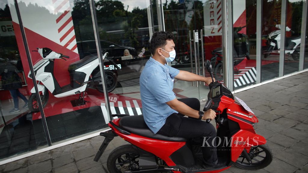 Calon pembeli mencoba motor listrik Gesits G1 di tempat penjualan dan servis resmi di kawasan The Hive, Jakarta Timur, Kamis (9/3/2023). Motor listrik Gesits menggunakan tenaga listrik dengan daya motor 5KW dan bisa mencapai kecepatan maksimal lebih kurang 70 km/jam. 