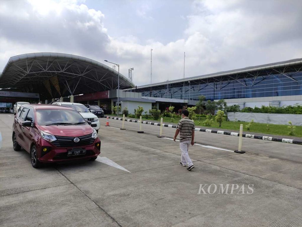 Pejalan kaki dan pengendara mobil berlalu di depan Bandara Sultan Thaha, Jambi, Kamis (8/2/2024).