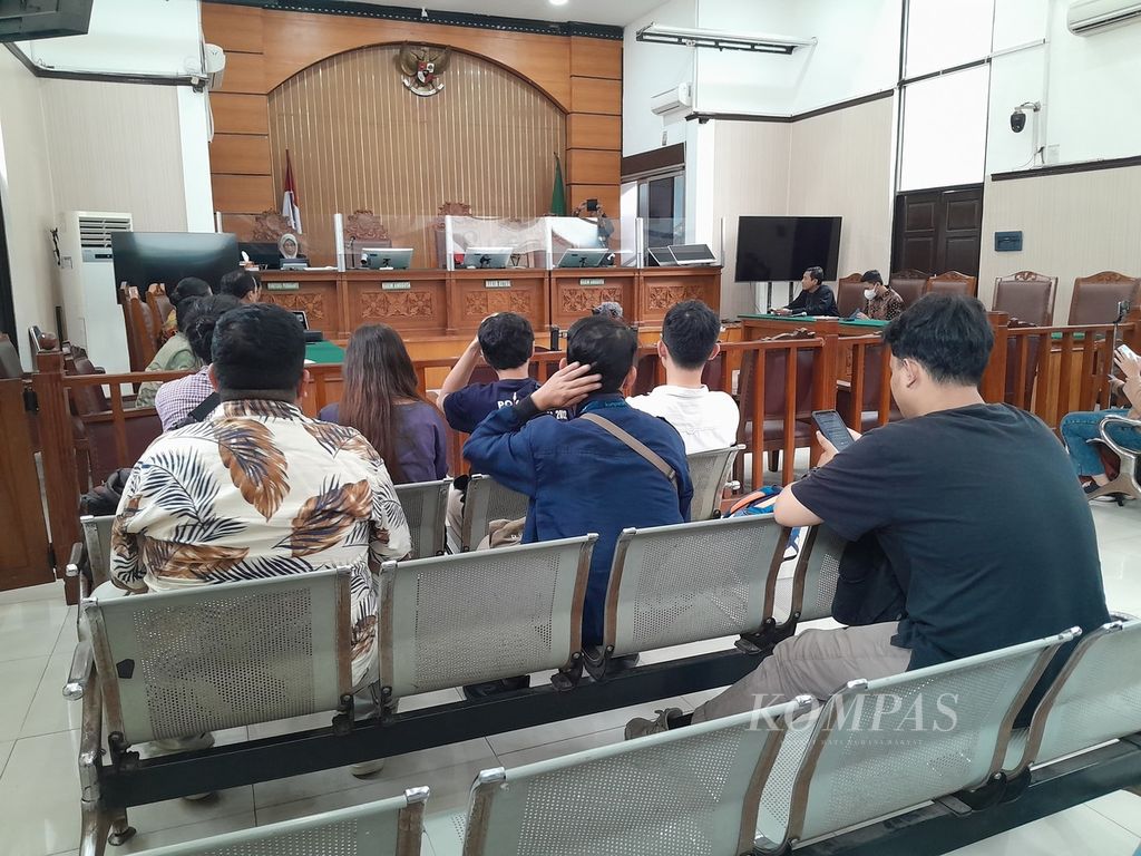 Suasana sidang putusan praperadilan yang diajukan mantan Wakil Menteri Hukum dan Hak Asasi Manusia Edward OS Hiariej di Pengadilan Negeri Jakarta Selatan, Selasa (30/1/2024).