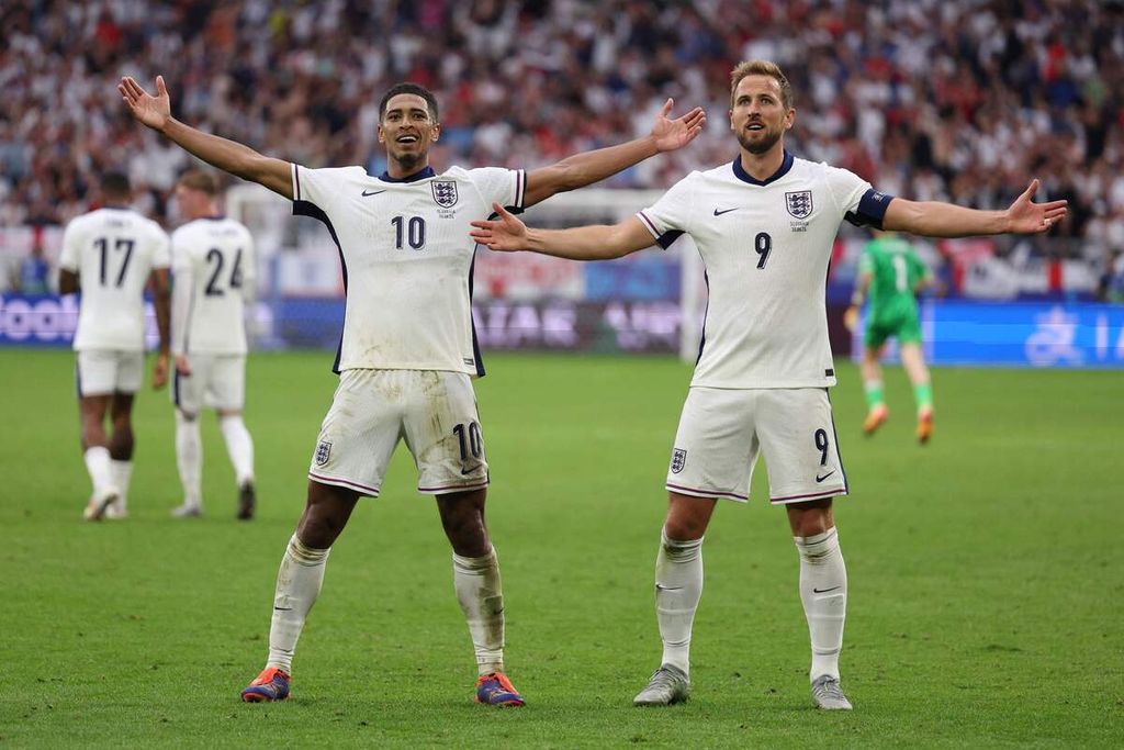 Gelandang Inggris, Jude Bellingham, melakukan selebrasi bersama penyerang Inggris, Harry Kane, setelah mencetak gol pertama timnya pada pertandingan sepak bola babak 16 besar Piala Eropa 2024 antara Inggris dan Slowakia di Arena AufSchalke di Gelsenkirchen, Jerman, Minggu (30/6/2024).