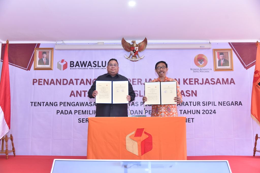 Ketua Badan Pengawas Pemilu Rahmat Bagja (kanan) dan Ketua Komisi Aparatur Sipil Negara Agus Pramusinto menandatangani Perjanjian Kerja Sama Pengawasan Netralitas ASN dalam Pemilu dan Pemilihan Serentak 2024 di Jakarta, Selasa (31/1/2022).