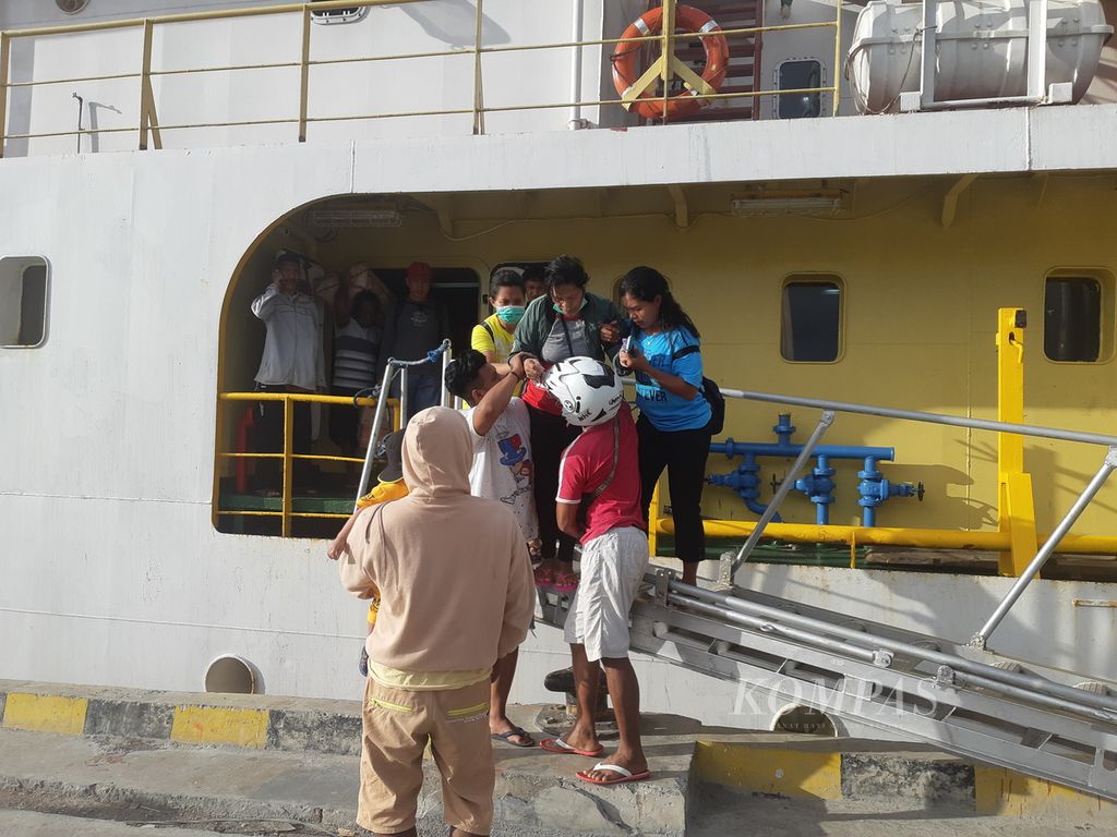 Seorang pasien diturunkan dari kapal perintis KM Sabuk Nusantara 87 yang sandar di Pelabuhan Tenau, Kota Kupang, Nusa Tenggara Timur, Jumat (12/8/2022). Pasien itu berasal dari daerah terluar Maluku.