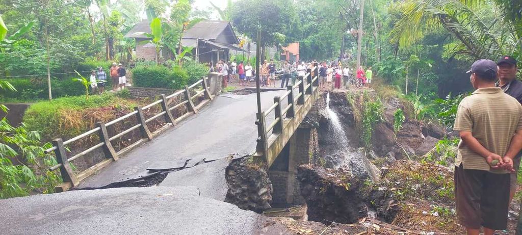 The damaged condition of Kloposawit Bridge eroded by Semeru's volcanic mudflow on Friday (19/4/2024). The Semeru's volcanic mudflow caused three casualties and damaged several infrastructures such as the bridge and irrigation channels there.