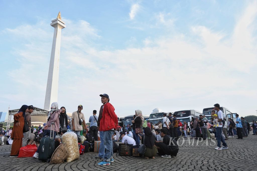 Para pemudik yang mengikuti mudik gratis menunggu bus diberangkatkan dari kawasan Monas, Jakarta, Kamis (4/4/2024).
