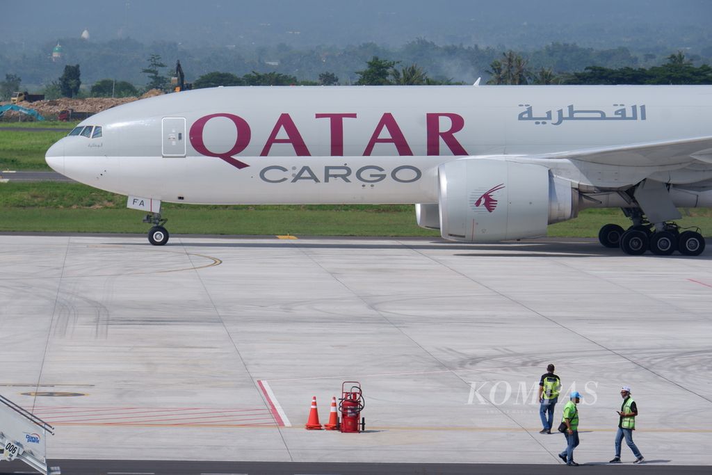 Pesawat Kargo Qatar Airways dengan Nomor Penerbangan QR8062 yang mengangkut logistik untuk ajang MotoGP Mandalika mendarat di Bandara Internasional Lombok, Nusa Tenggara Barat, Rabu (9/3/2022) sekitar pukul 14.50 Wita.