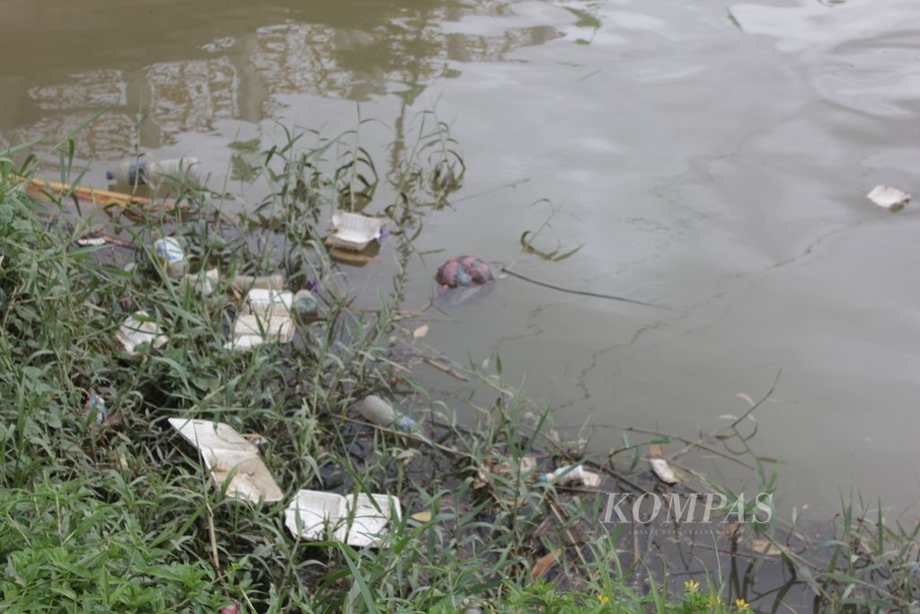 Sampah plastik di Krueng (Sungai) Aceh, di kawasan Beurawe, Banda Aceh, Minggu (5/6/2022). Krueng Aceh melintasi Kabupaten Aceh Besar dan Kota Banda Aceh.