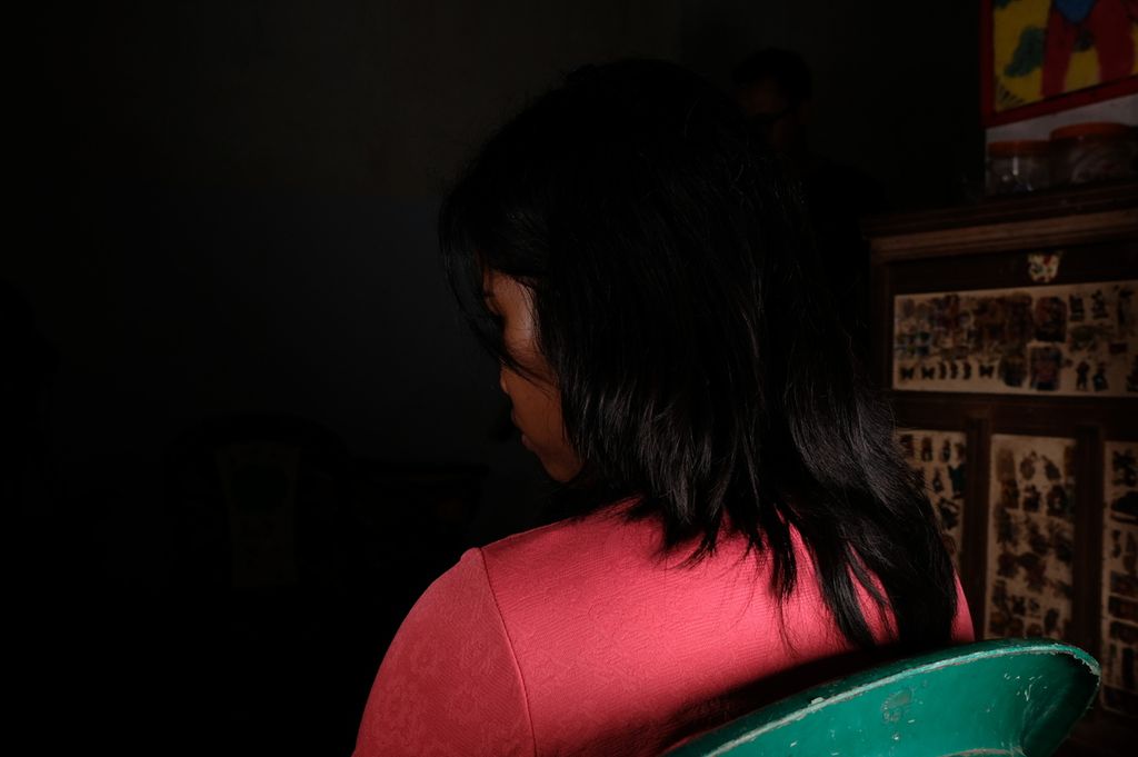 SK (17) when met in Blitar, East Java, Thursday (12/1/2023). This woman is a survivor of child trafficking who was brought to Malaysia.