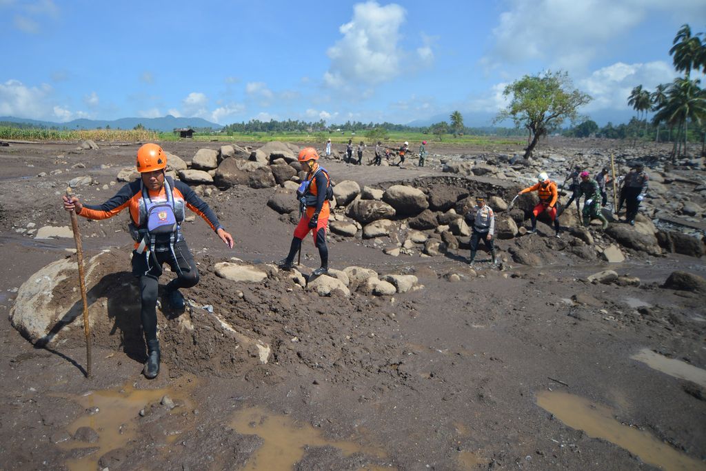 Tim SAR gabungan melakukan pencarian korban banjir bandang di Kecamatan Rambatan, Tanah Datar, Sumatera Barat, Jumat (17/5/2024). 