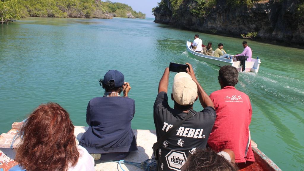 Solar Electric Boats, Energy Transition on Rote Island - Kompas.id