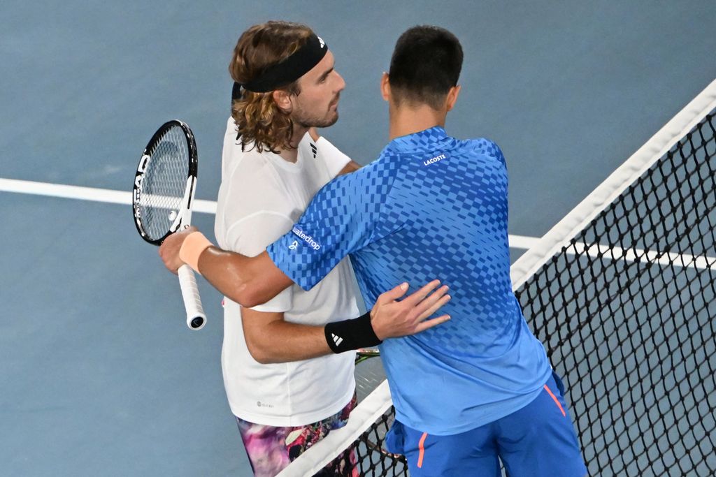 Petenis Serbia Novak Djokovic menyalami lawannya, Stefanos Tsitsipas (Yunani), seusai berakhirnya laga final tunggal putra Grand Slam Australia Terbuka 2023 di Melbourne, Australia, Minggu (29/1/2023) malam. Djokovic menang, 6-3, 7-6 (4), 7-6 (5). 
