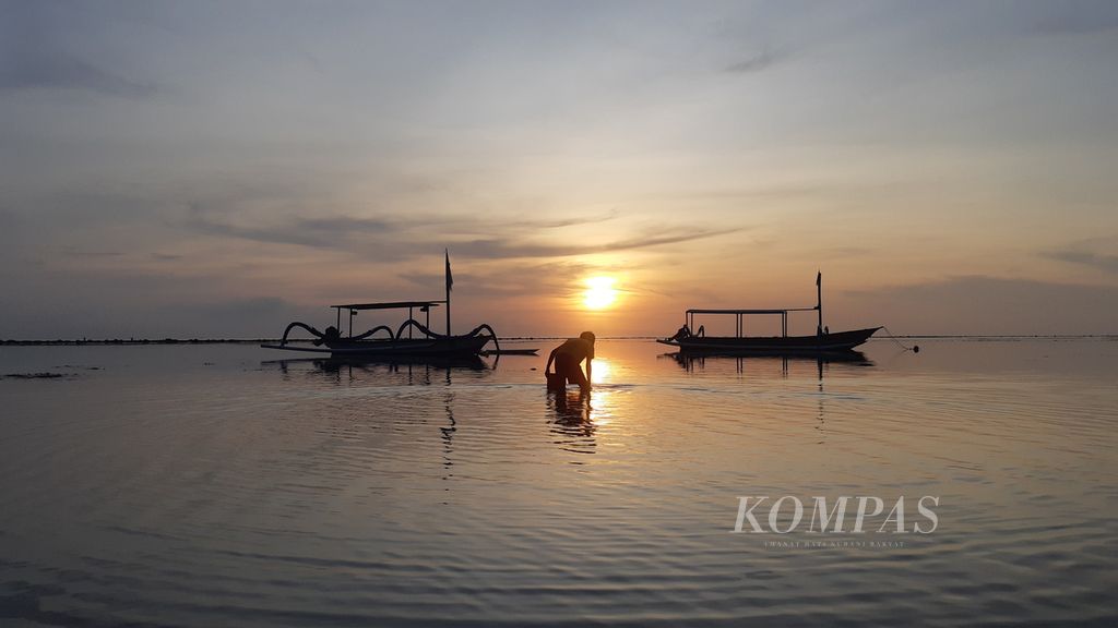 Suasana saat matahari terbit di kawasan Pantai Sindhu, Sanur, Bali, Minggu (13/11/2022). Bali saat ini berharap sektor wisata mereka kembali pulih usai 2 tahun dijerat pandemi covid-19.