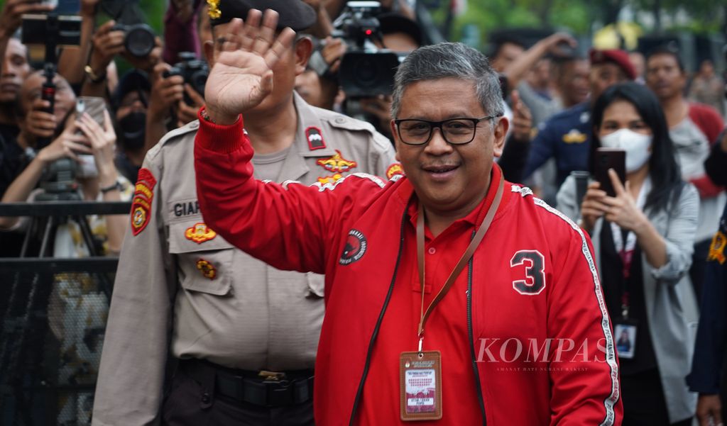 Sekretaris Jenderal PDI-P Hasto Kristiyanto saat tiba di Kantor Komisi Pemilihan Umum, Jakarta, untuk menghadiri debat calon presiden Pemilihan Presiden 2024, Selasa (12/12/2023).