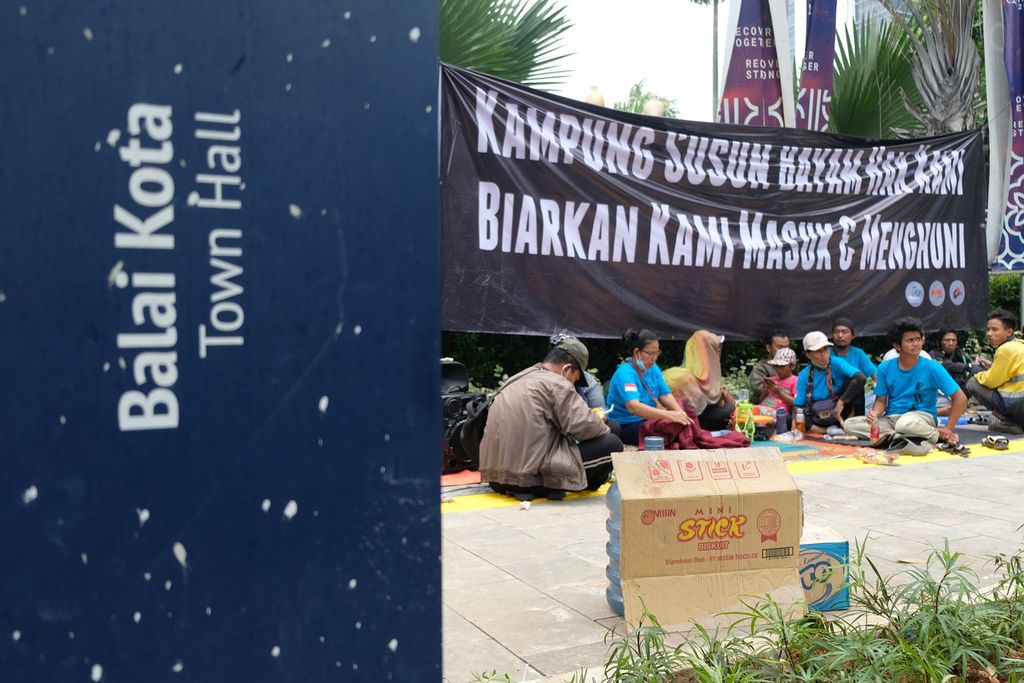 Sejumlah warga Kampung Bayam melakukan aksi di depan Balai Kota DKI Jakarta, Jakarta Pusat, Jumat (2/12/2022). 
