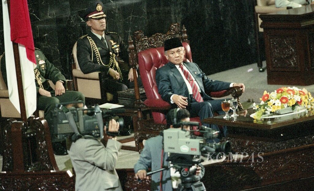 Presiden BJ Habibie hadir pada Sidang Istimewa MPR, November 1998.