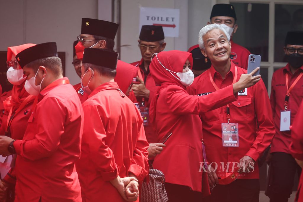 Gubernur Jawa Tengah Ganjar Pranowo (kanan) berfoto bersama kader PDI-P lainnya seusai mengikuti pembukaan Rakernas II PDI Perjuangan di Sekolah Partai PDI Perjuangan, Lenteng Agung, Jakarta, Selasa (21/6/2022). 