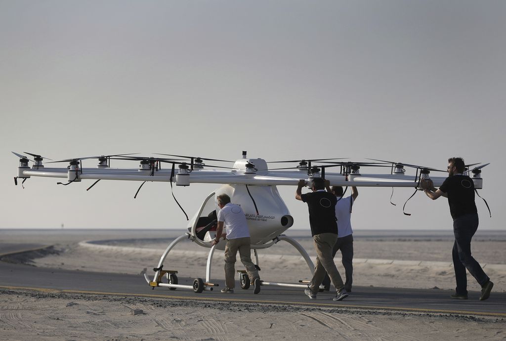 Dalam foto 26 September 2017 ini, prototipe Volocopter sedang didorong oleh operator mereka sebelum ditetapkan untuk uji terbang di Dubai, Uni Emirat Arab, Selasa, 26 September 2017.