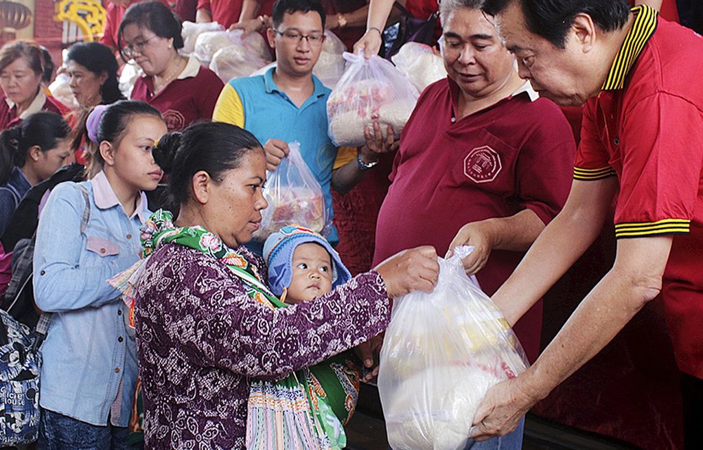 Umat Tri Dharma Kelenteng Eng An Kiong di Kota Malang, Jawa Timur, Rabu (6/9), membagikan 10.000 paket sembako kepada warga yang membutuhkan. Kegiatan dalam rangkaian acara sedekah bumi itu diharapkan mampu meringankan beban masyarakat sekitar yang membutuhkan.