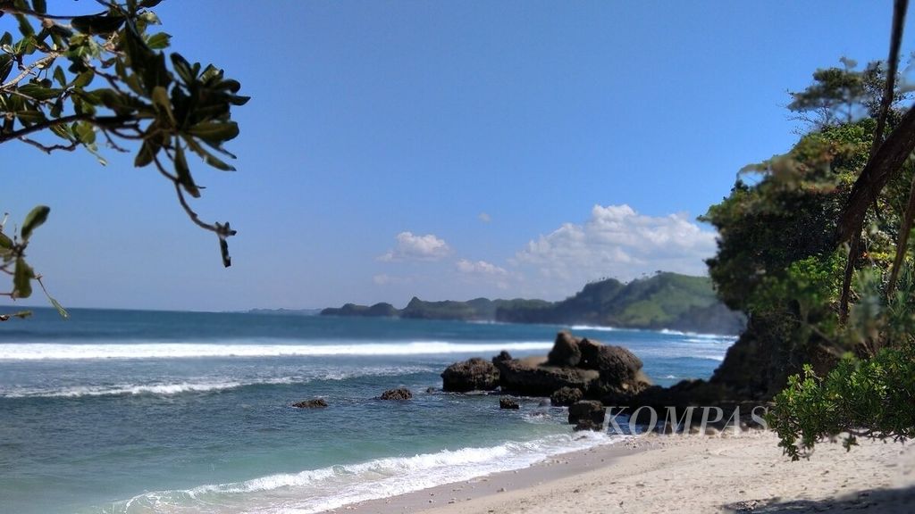 Pantai Batu Bengkung di Desa Gajahrejo, Kecamatan Gedangan, Kabupaten Malang, Jawa Timur, pertengahan Juni 2020. 
