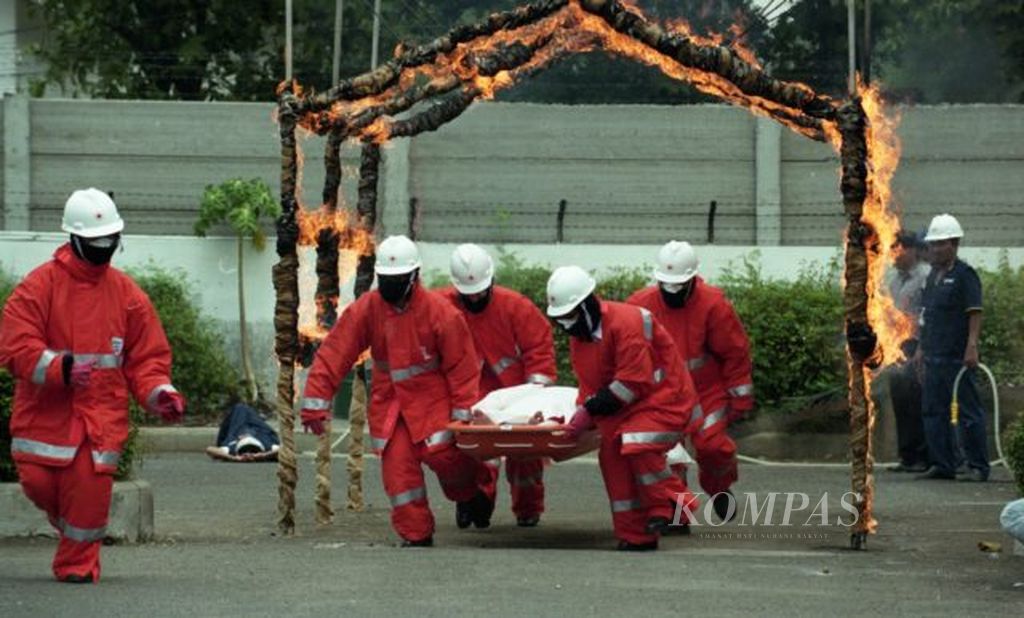 Sejumlah relawan Palang Merah Indonesia (PMI) membawa korban kebakaran dalam demo pertolongan pertama menyambut Hari Ulang Tahun Ke-58 PMI di Kantor Pusat PMI, Jakarta, Rabu (17/9/2003). Berbagai kegiatan PMI yang mengambil tema "Pertolongan Pertama, Selamatkan Jiwa" dilaksanakan serentak di berbagai daerah.