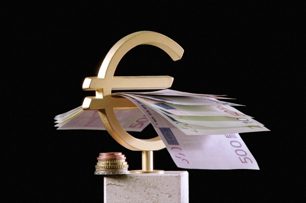 Logo dan uang euro kala diperkenalkan pada 2001. Pada Juni 2022, untuk pertama kalinya nilai tukar euro setara dengan dollar AS. Biasanya, euro selalu bernilai di atas dollar AS.