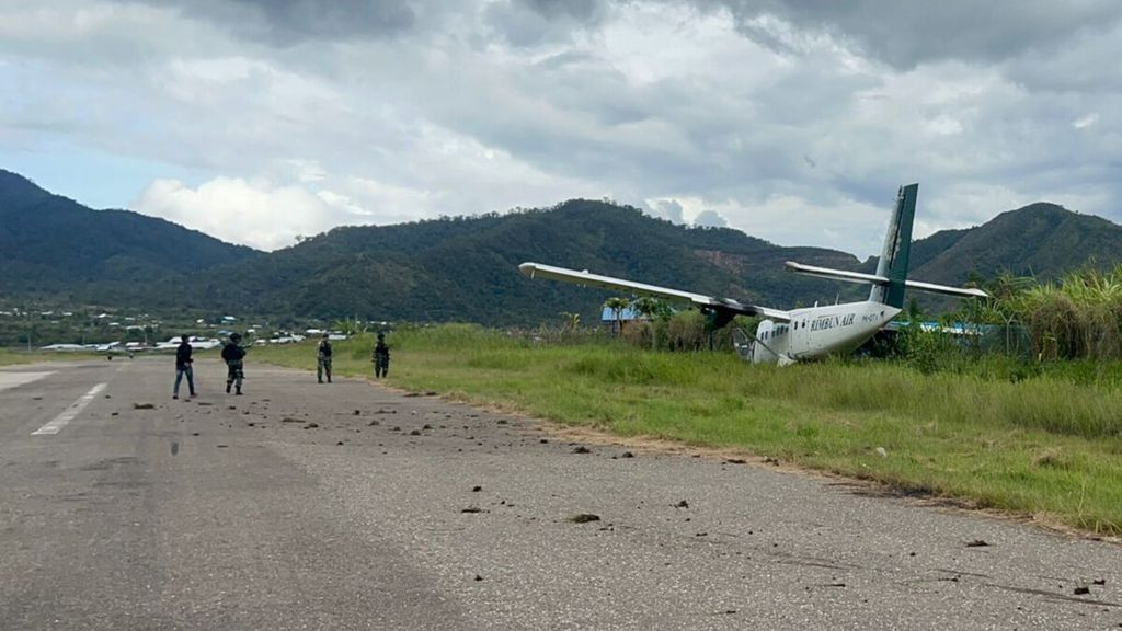 Pesawat Rimbun Air tergelincir saat mendarat di Bandara Moenamani, Kabupaten Dogiyai, Papua Tengah, Jumat (23/12/2022). Tidak ada korban jiwa dalam peristiwa ini.