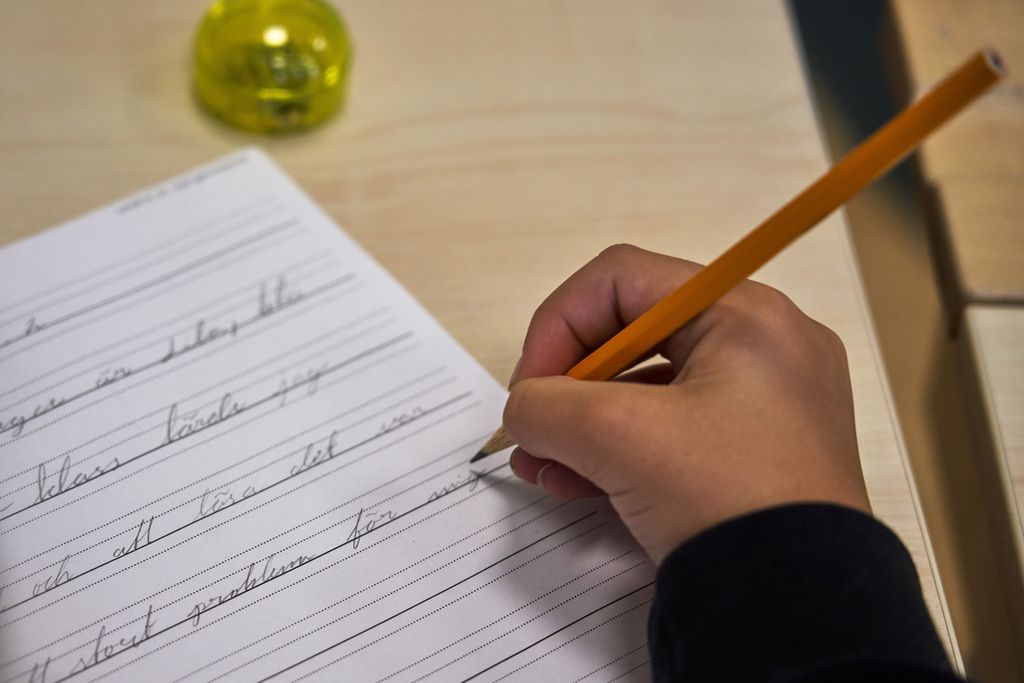Seorang siswa mempraktikkan menulis dengan tangan di Sekolah Dasar Djurgardsskolan, di Stockholm, Swedia, Kamis (31/8/2023). 