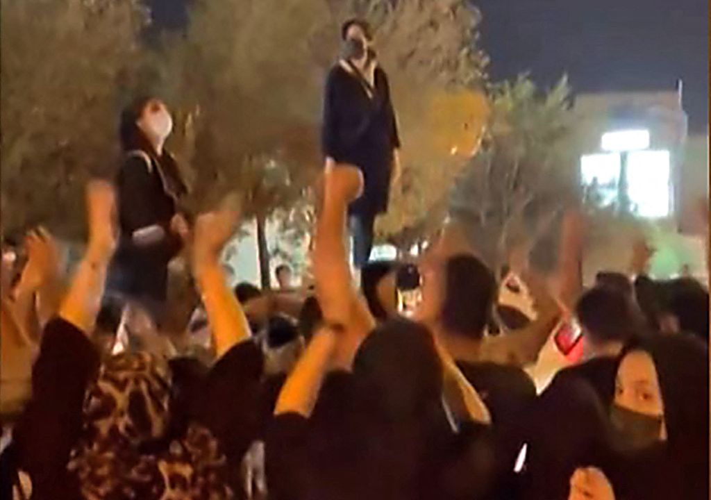 Foto yang diambil dari video UGC ini memperlihatkan para perempuan Iran berunjuk rasa di sebuah jalan di pusat kota Yazd, sekitar 625 kilometer tenggara Teheran, Iran, Senin (26/9/2022). 