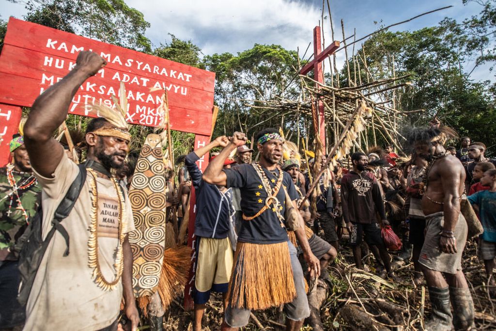 Masyarakat adat Awyu saat melakukan penolakan izin perusahaan sawit di Kampung Kowo, Kabupaten Boven Digoel, Papua Selatan, pada Juni 2023 lalu.