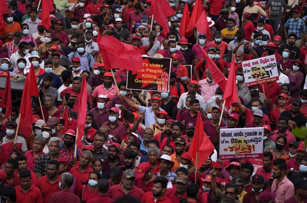 Para pendukung Partai Kekuatan Rakyat Nasional berunjuk rasa merayakan Hari Buruh Internasional di Colombo, Sri Lanka, Minggu (1/5/2022). 
