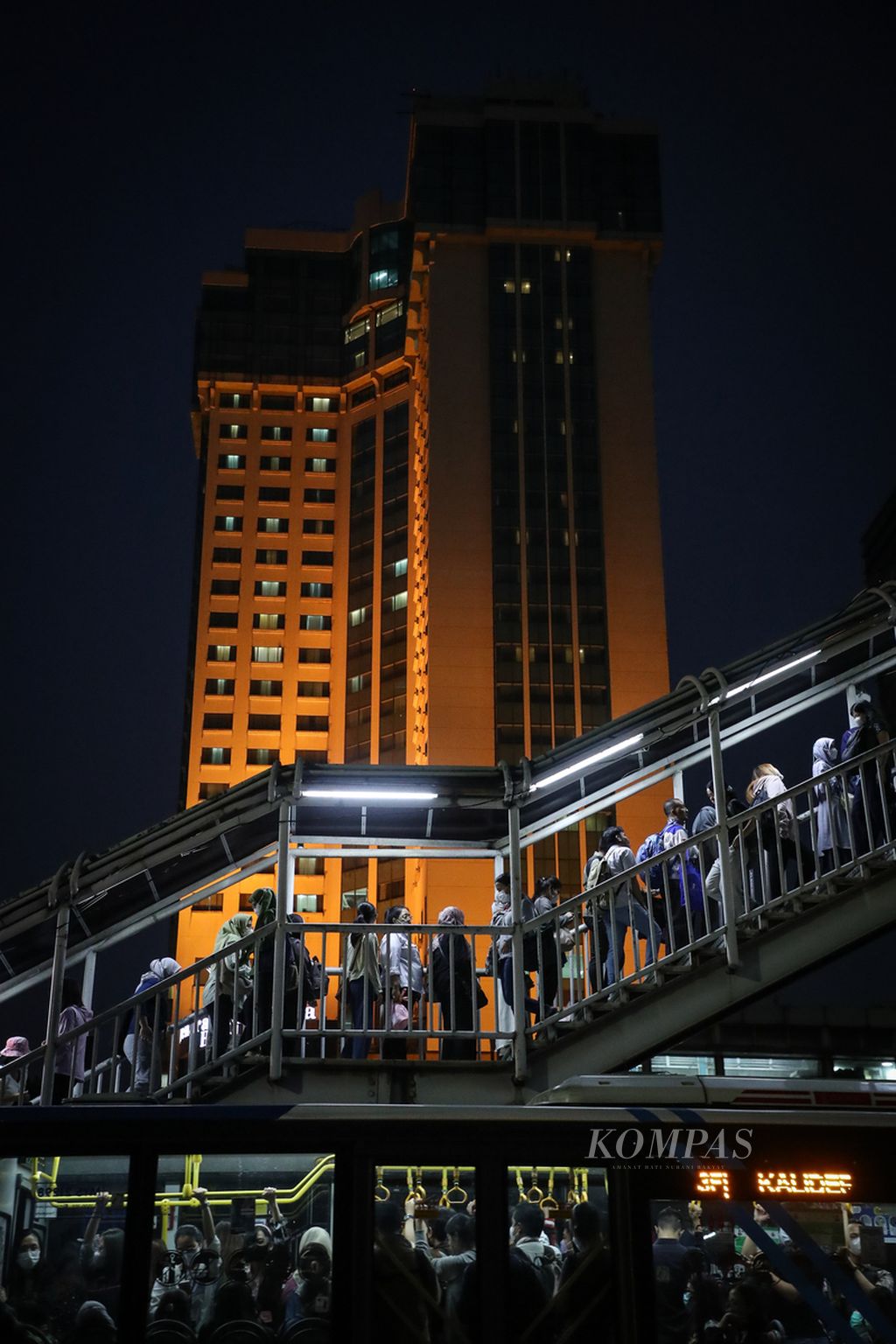 Passengers crowded the Transjakarta bus and stairs leading to the Transjakarta Slipi Kemanggisan stop in West Jakarta on Wednesday (2/8/2023). The Central Statistics Agency of Jakarta recorded that the number of people working in Jakarta reached 4.8 million people in 2022. This number consists of 3 million formal workers and 1.8 million informal workers.