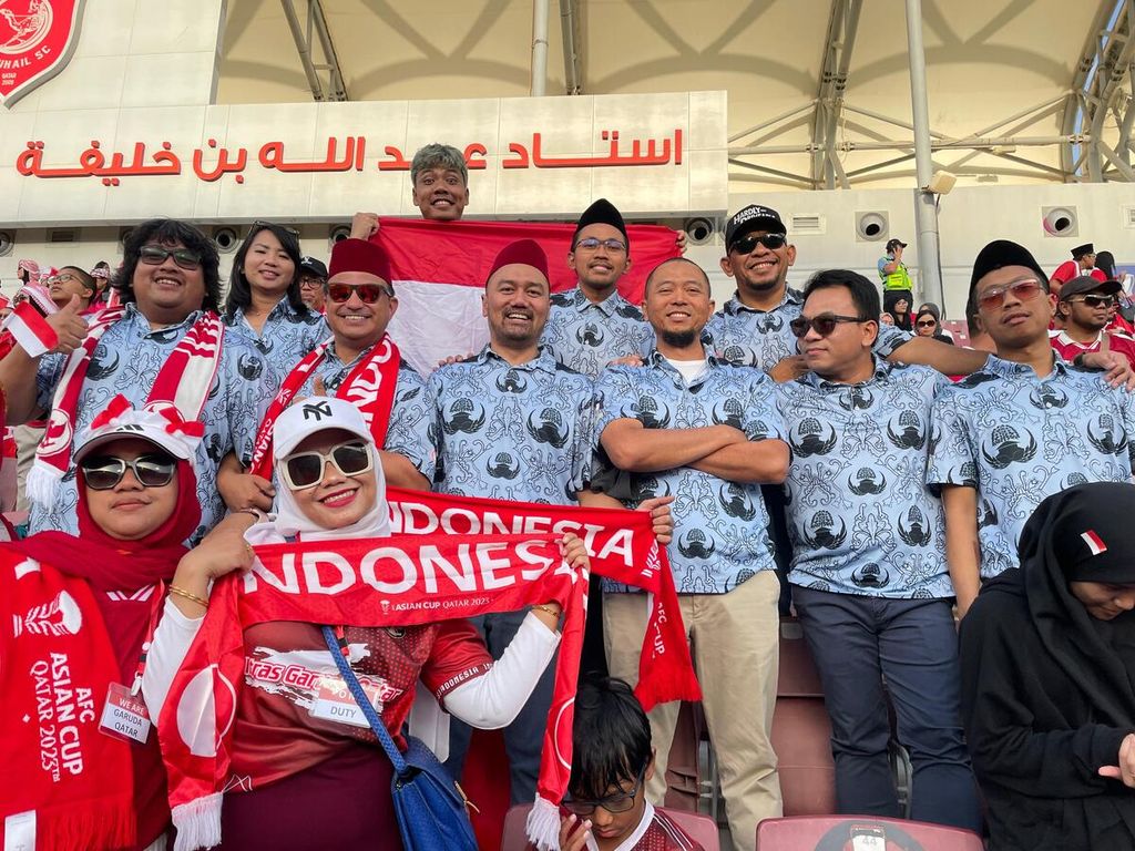 Qatar U-23 National Team supporters wearing Korpri batik patterned shirts.