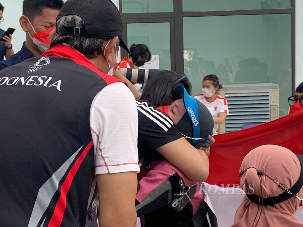 Dewi Laila Mubarokah memeluk para ofisial tim menembak Indonesia seusai meraih emas nomor 10 meter senapan angin individu putri, Senin (16/5/2022), di National Sports Training Center, Hanoi, Vietnam.