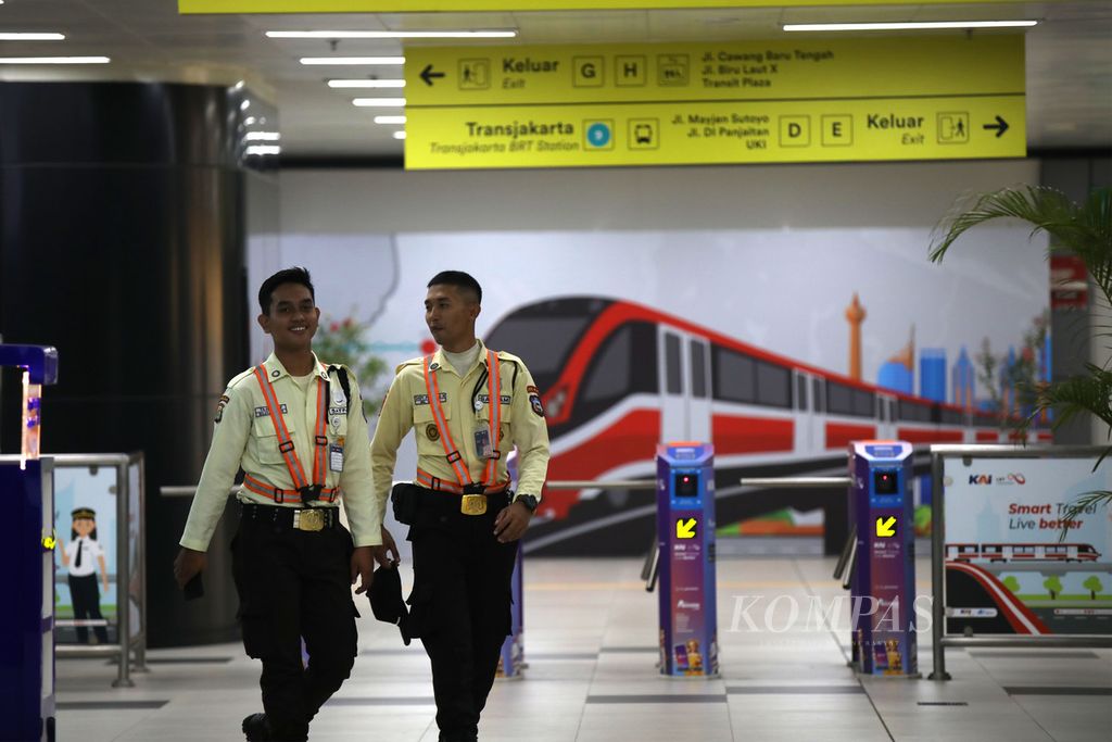 Petugas keamanan di Stasiun LRT Cawang, Jakarta, Senin (28/8/2023). 