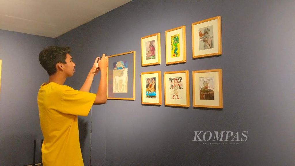 Seorang pengunjung memotret karya pelukis Nasirun yang ditampilkan dalam pameran tunggal bertajuk Perayaan Persahabatan, Sabtu (1/7/2023), di OHD Museum, Kota Magelang, Jawa Tengah. 